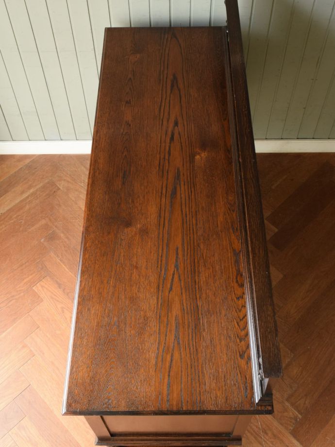 アンティークのサイドボードの天板