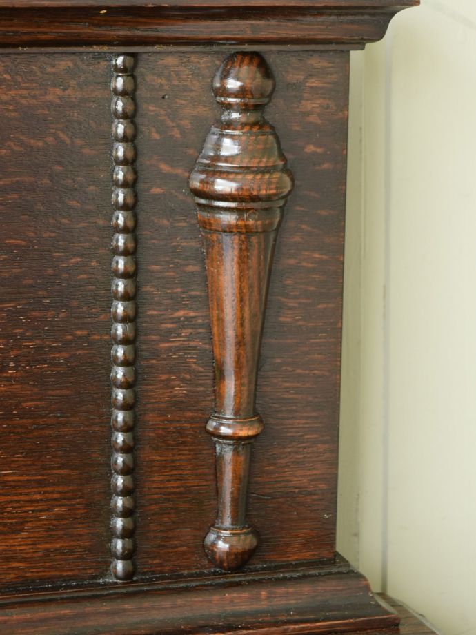 英国アンティーク家具らしい装飾