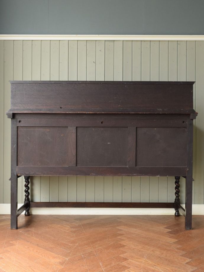 キャビネットの後ろ姿