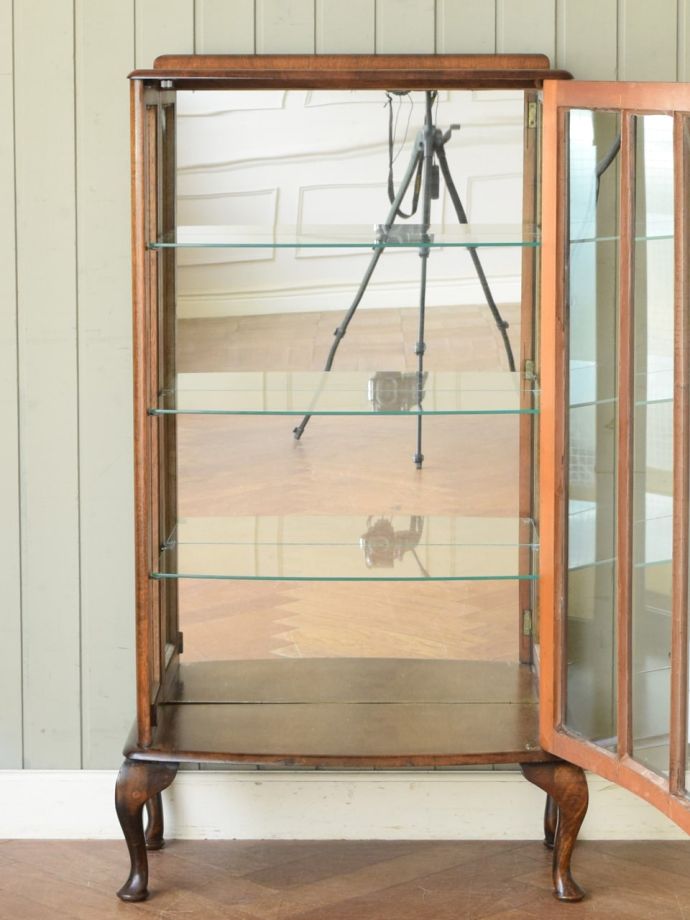 ガラスキャビネットの扉の中