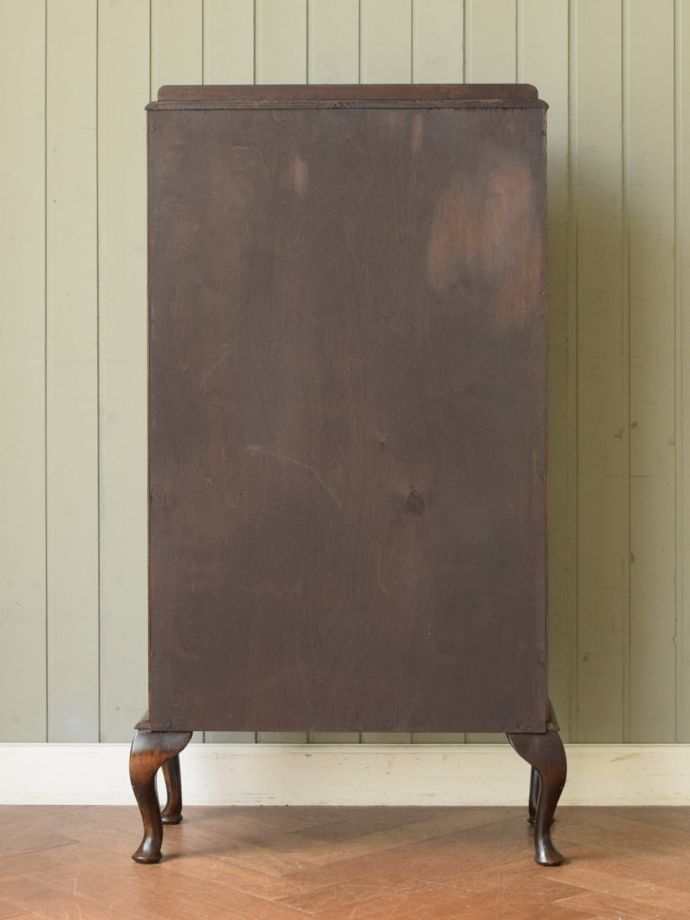 キャビネットの後ろ姿