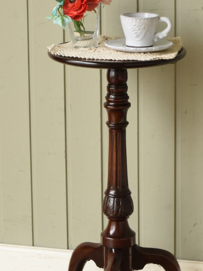 英国スタイルのアンティークテーブル