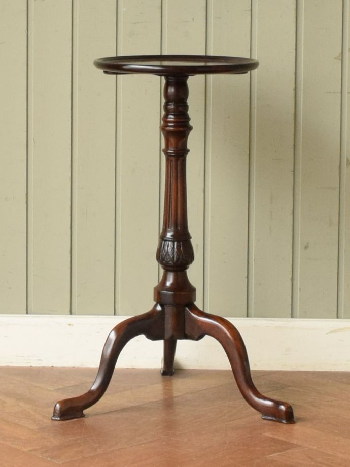 アンティークコーヒーテーブルの側面