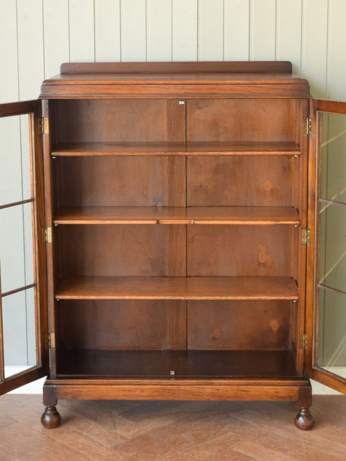 アンティークキャビネット扉の中