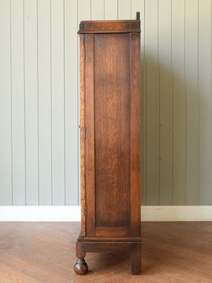 ガラスキャビネットの側面