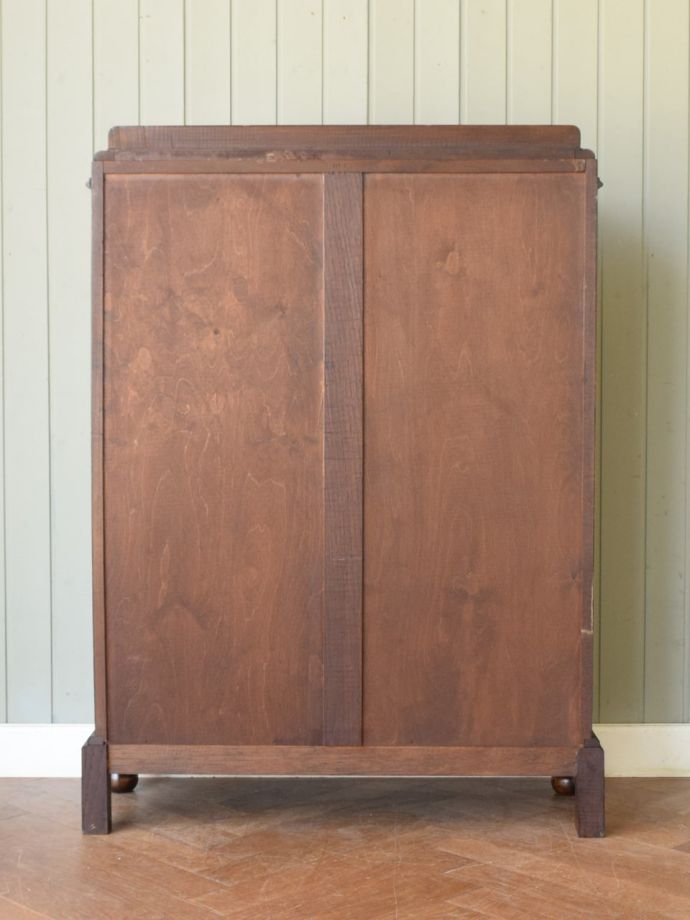 ガラスキャビネットの後ろ姿