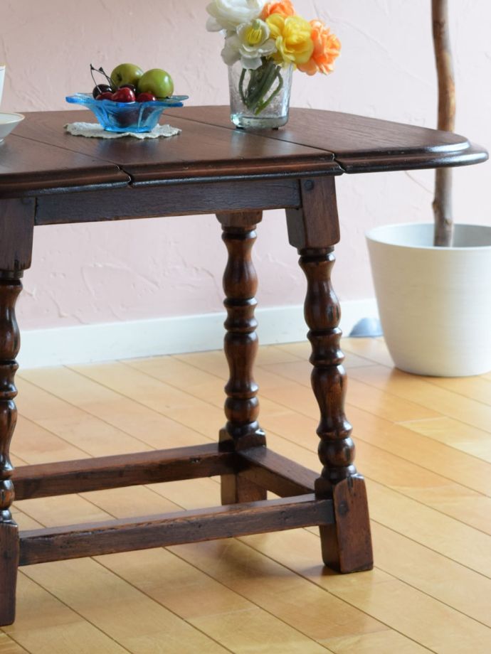 伸長式のおしゃれなアンティークテーブル