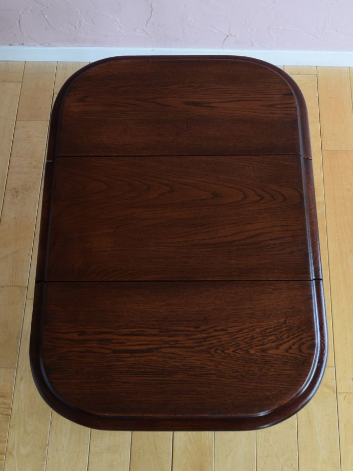 天板を広げた折り畳みテーブル