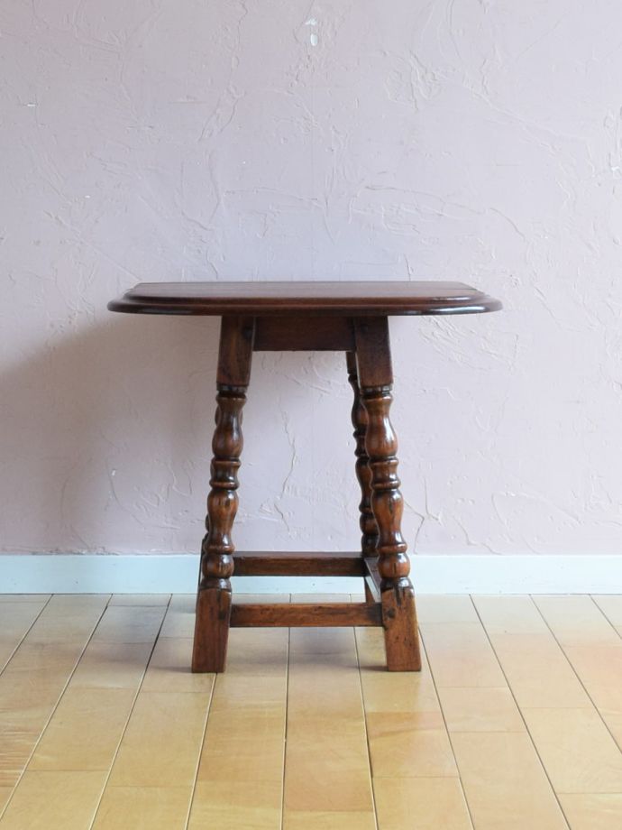 天板を広げた折り畳み式テーブル