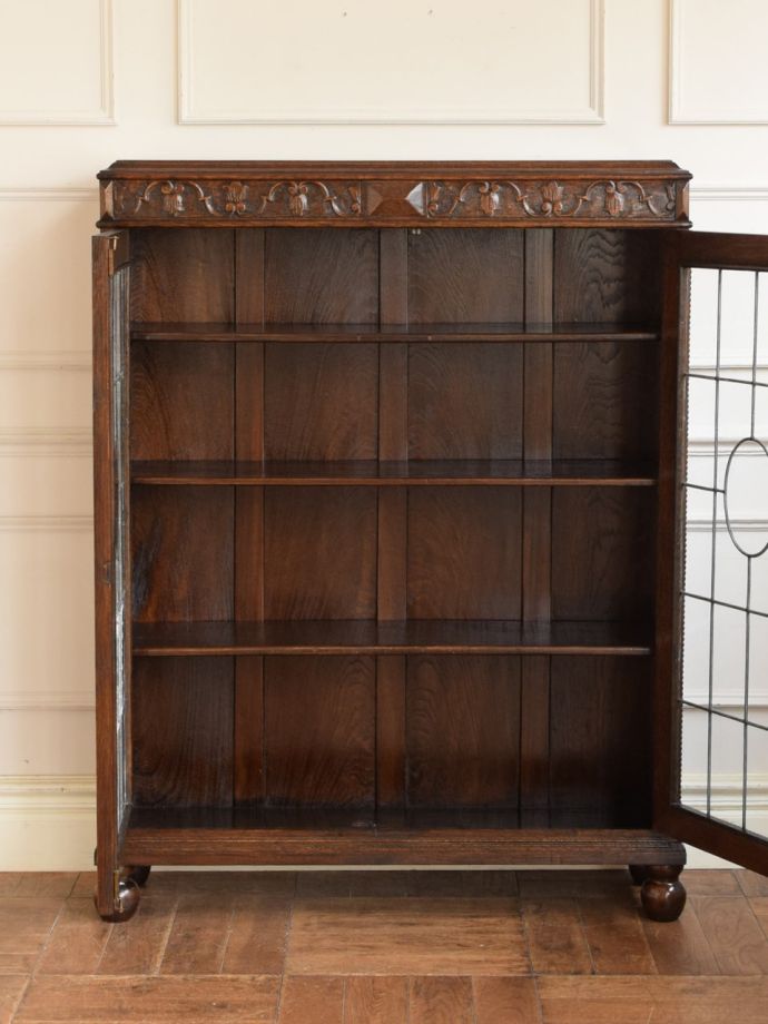 英国アンティークのガラスキャビネット、ステンドグラス扉付きの本棚