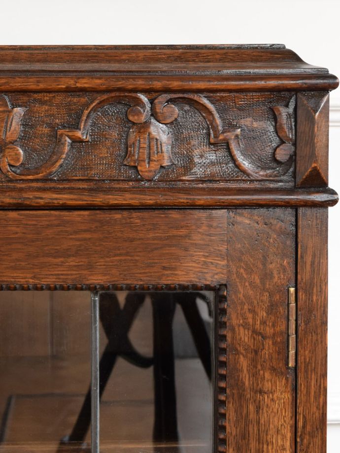 アンティーク家具らしい装飾