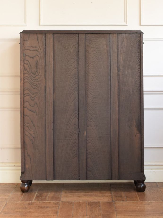 キャビネットの後ろ姿