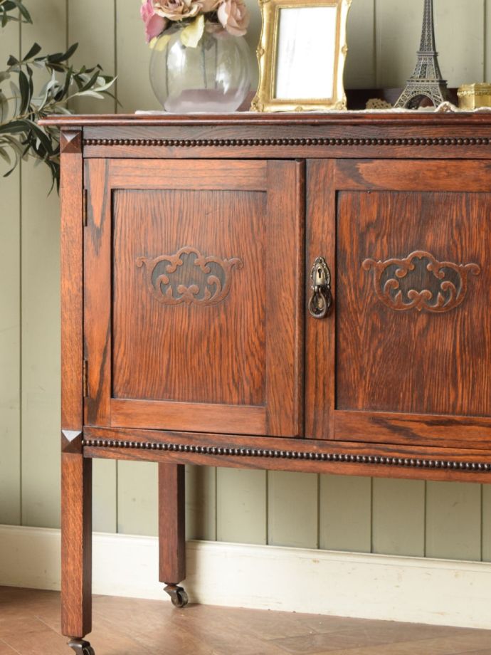 アンティーク家具らしさが漂う装飾