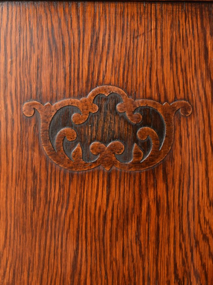 英国アンティーク家具らしい装飾