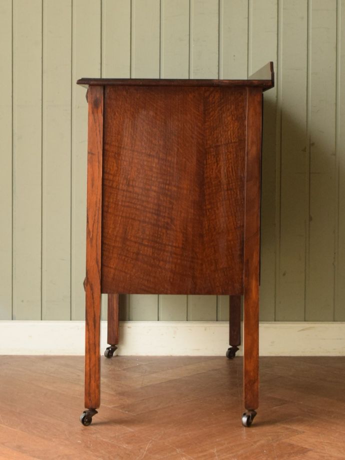 サイドボードの側面