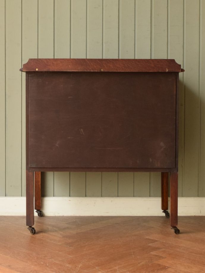 サイドボードの後ろ姿