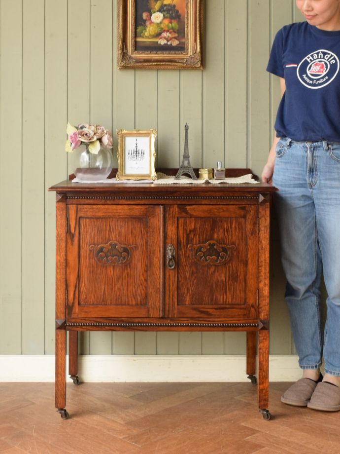 英国アンティークのサイドボード