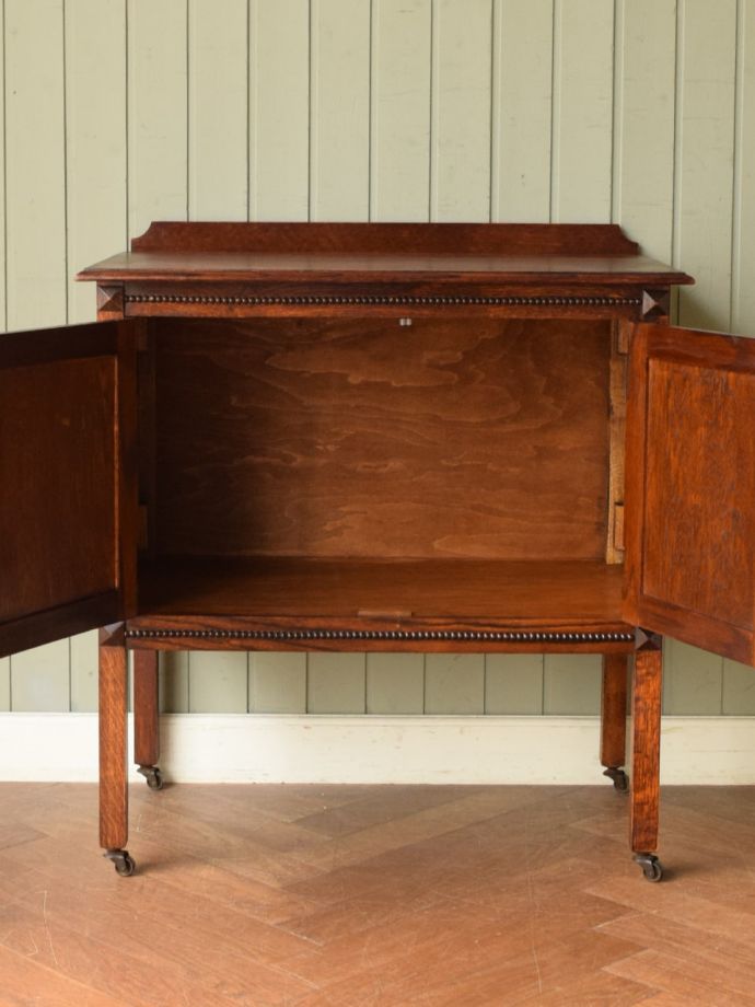 サイドボードの扉の中