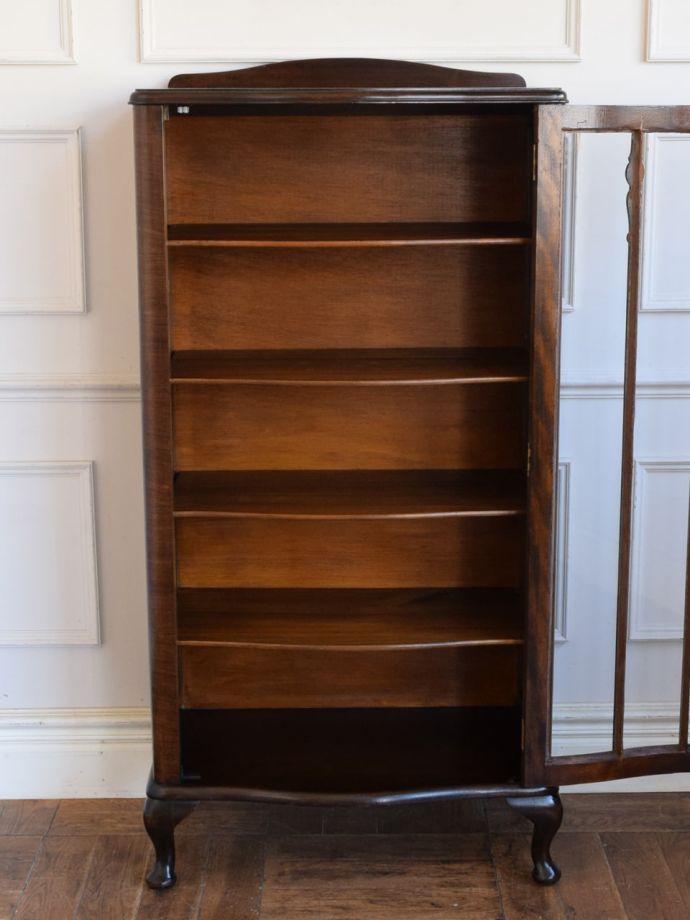 キャビネットの扉の中