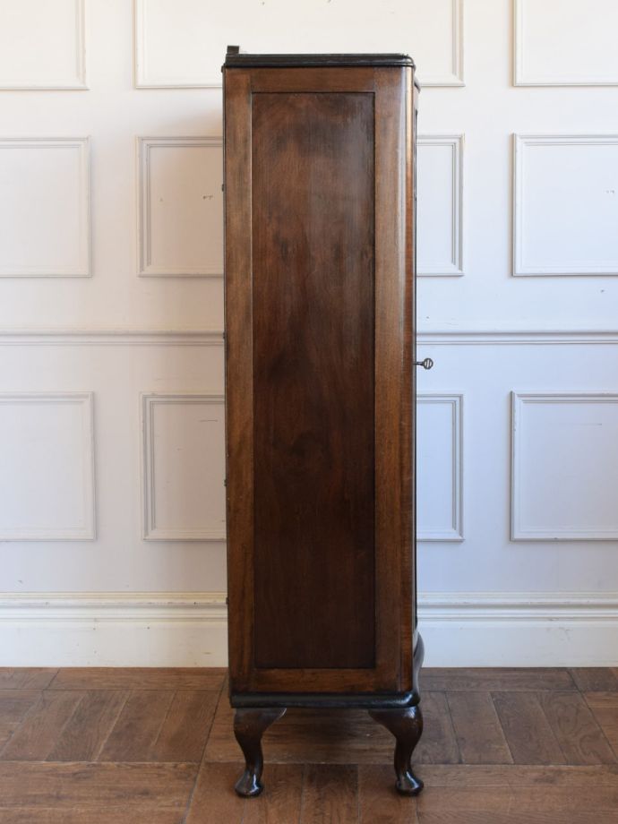 キャビネットの側面