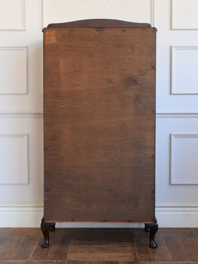 キャビネットの後ろ姿