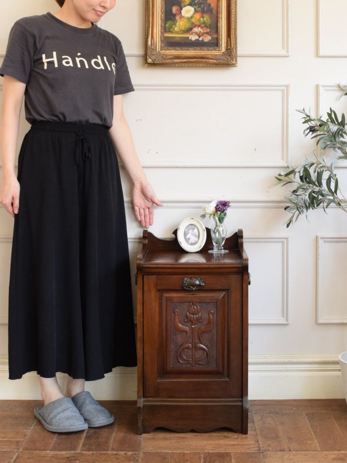 アンティークのサイドキャビネット