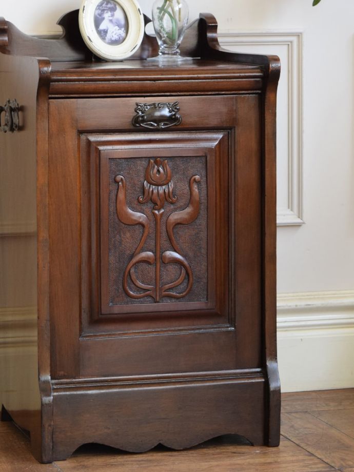 アンティーク家具らしい美しい杢目