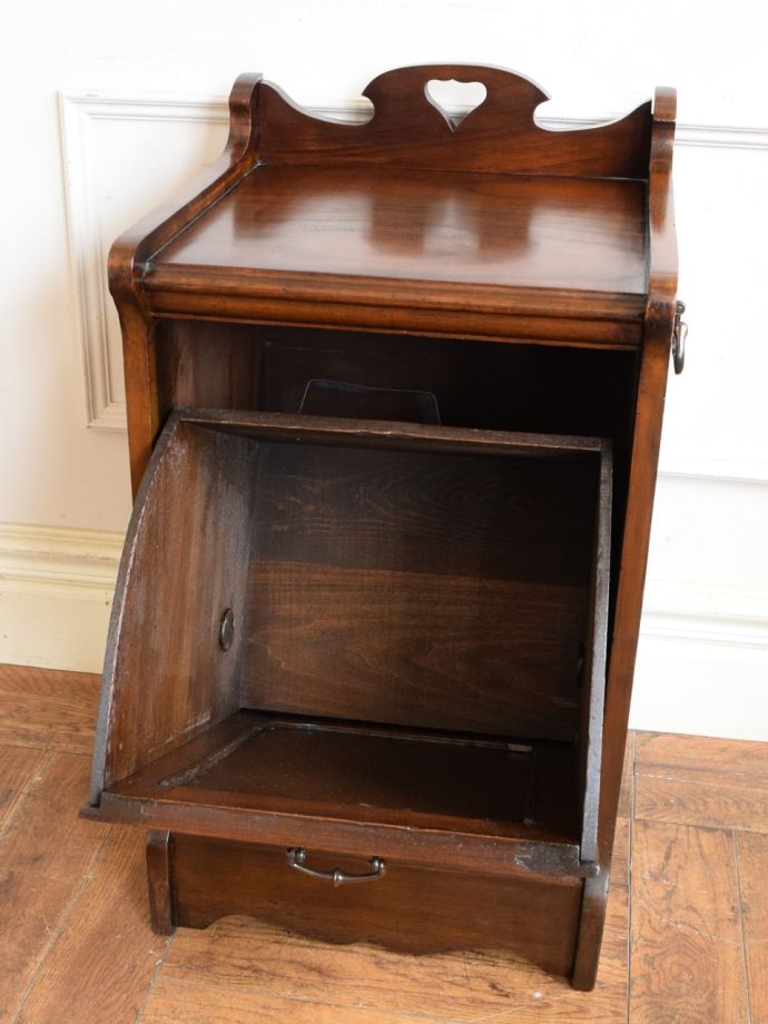 サイドキャビネットの扉の中