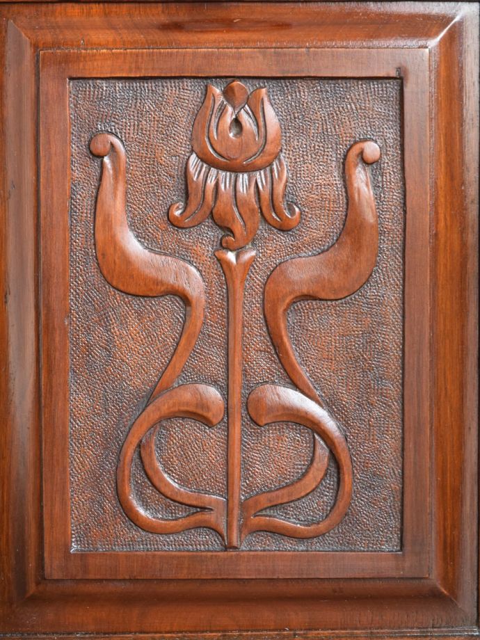 英国アンティーク家具らしい装飾