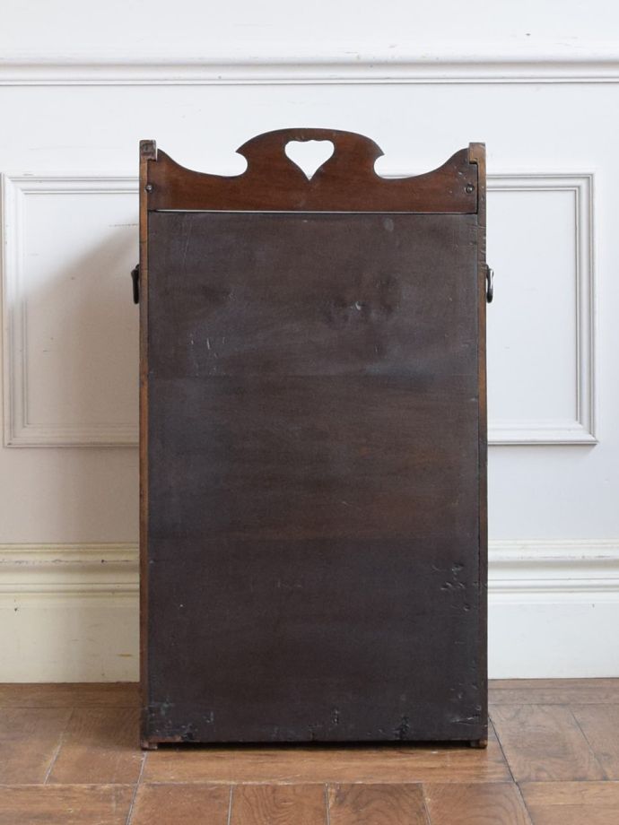 サイドキャビネットの後ろ姿