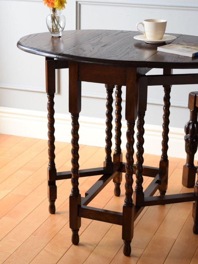 おしゃれなアンティークの伸長式テーブル