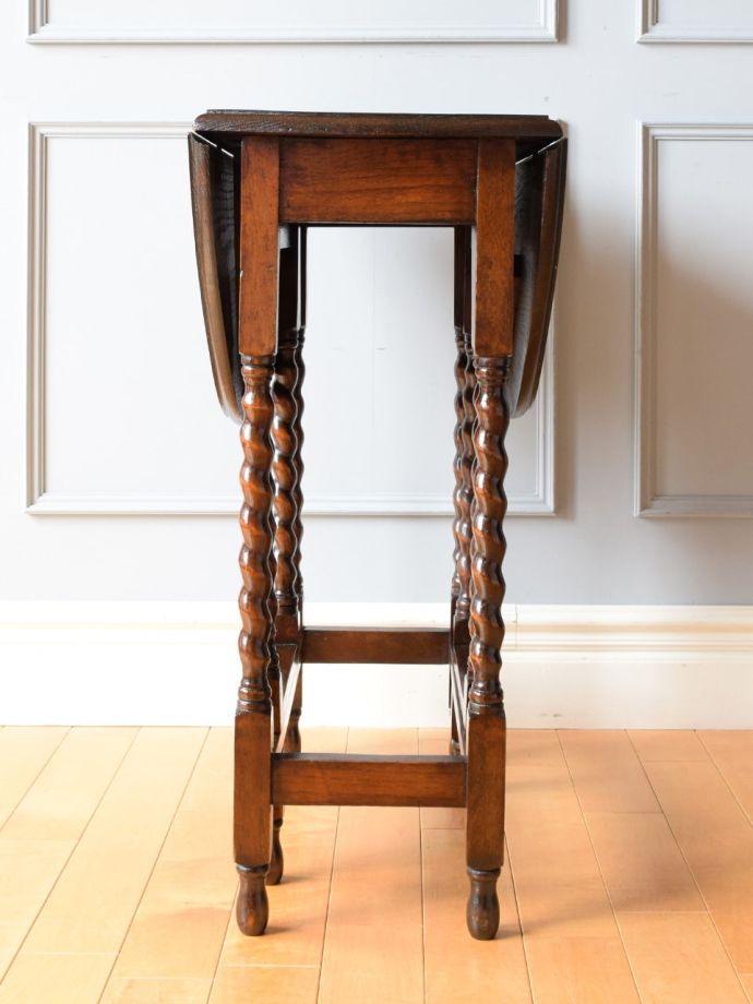 ゲートレッグテーブルの側面