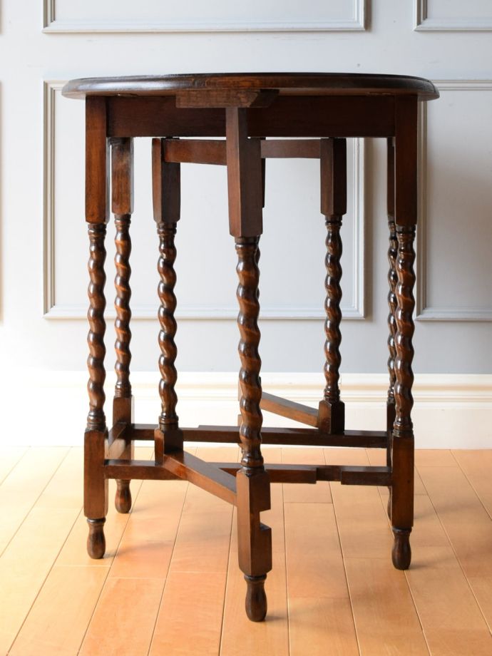 ゲートレッグテーブルの横顔