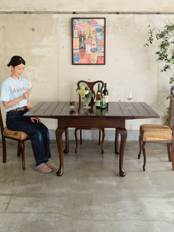 アンティークの伸長式テーブル