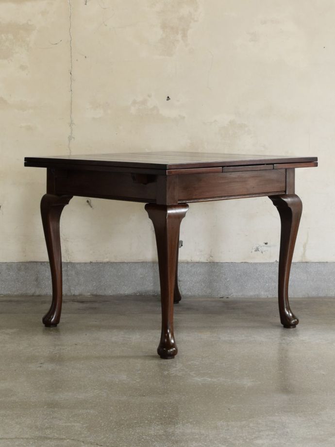 ドローリーフテーブルの横顔