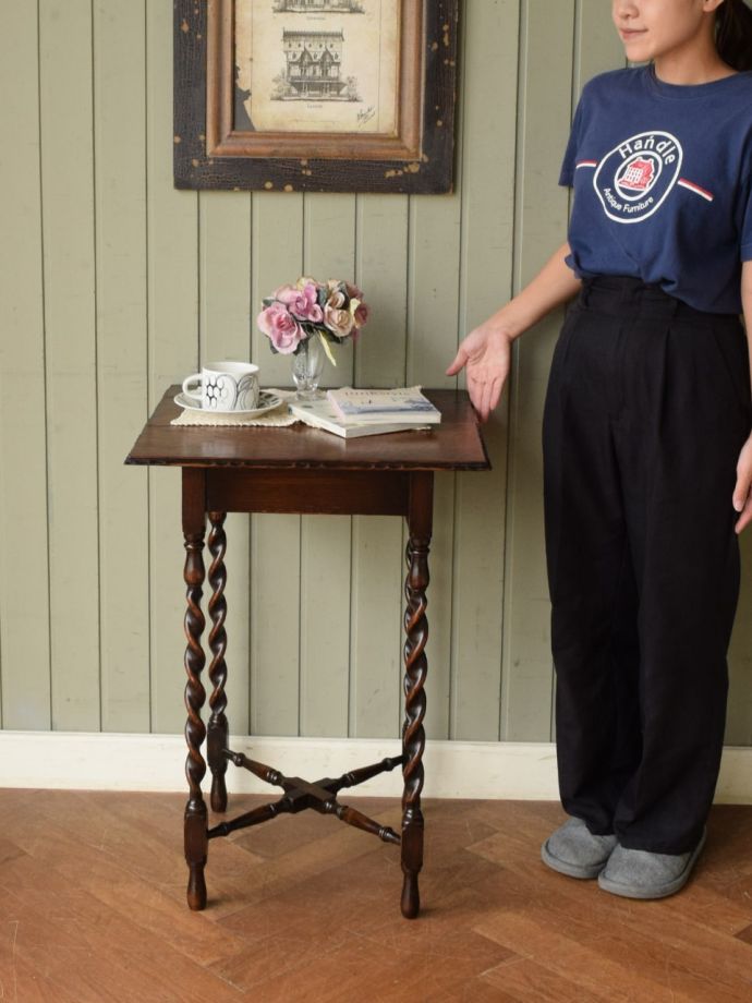 アンティークのオケージョナルテーブル