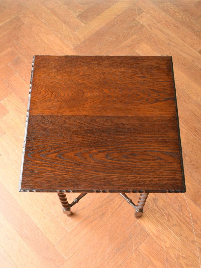 アンティークのサイドテーブルの天板