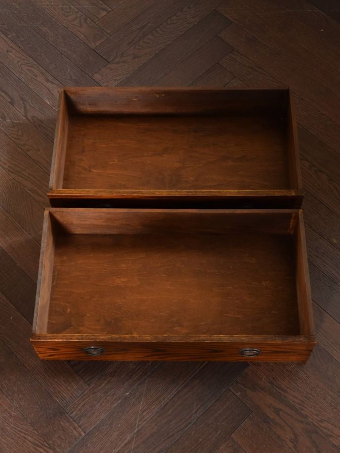 アンティークチェストの引き出しの中