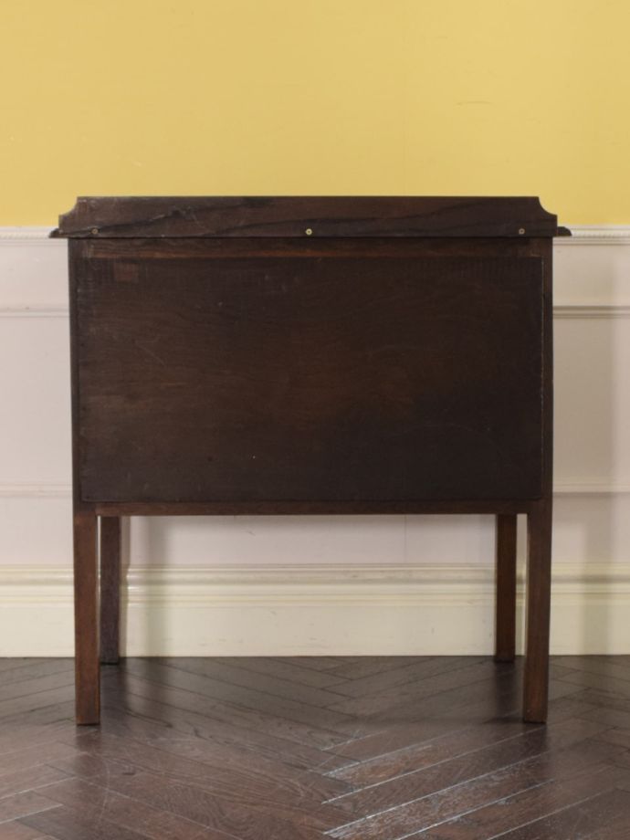 アンティークチェストの後ろ姿