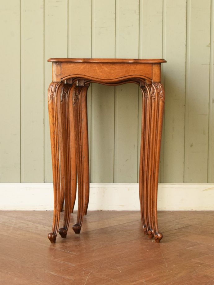 ネストテーブルの横顔