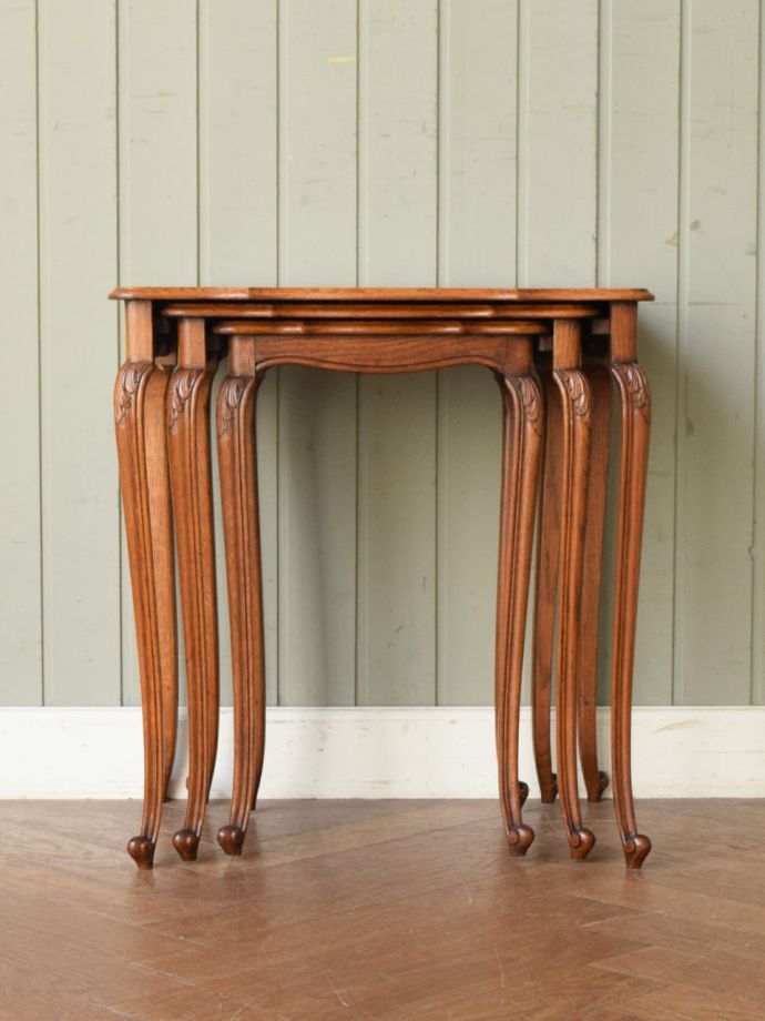 アンティークのネストテーブル