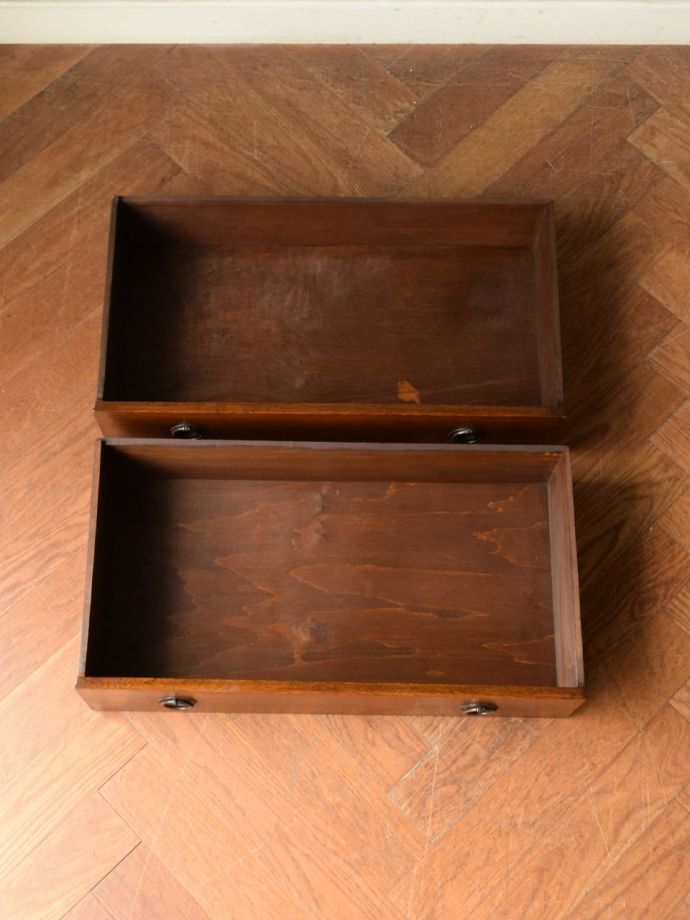 アンティークチェストの引き出しの中