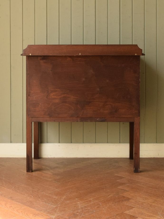 アンティークチェストの後ろ姿