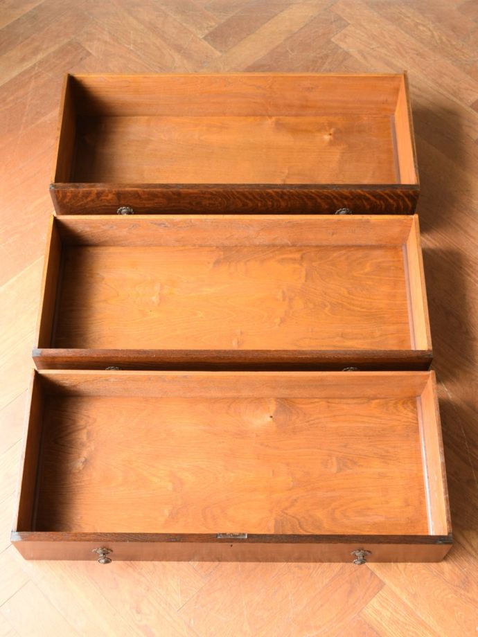 アンティークチェストの引き出しの中