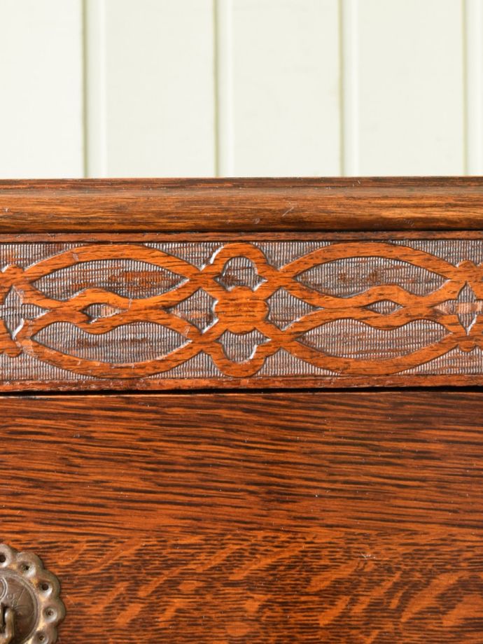 アンティークチェストの装飾