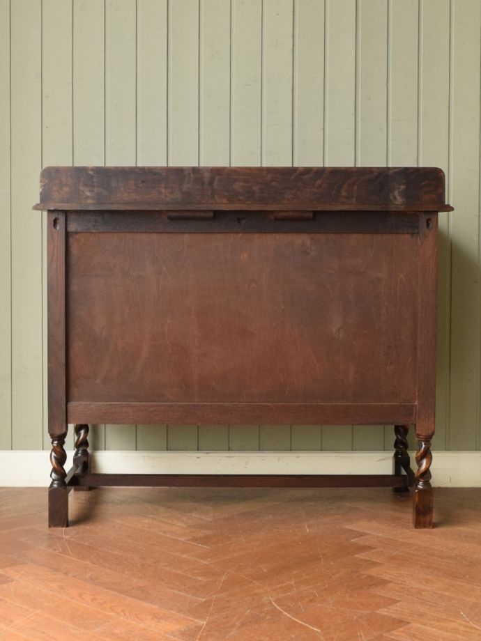 アンティークチェストの後ろ姿