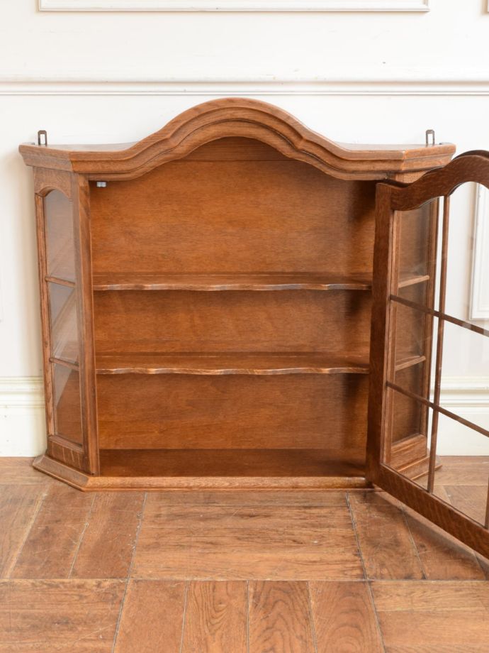 アンティークのキャビネットの扉の中