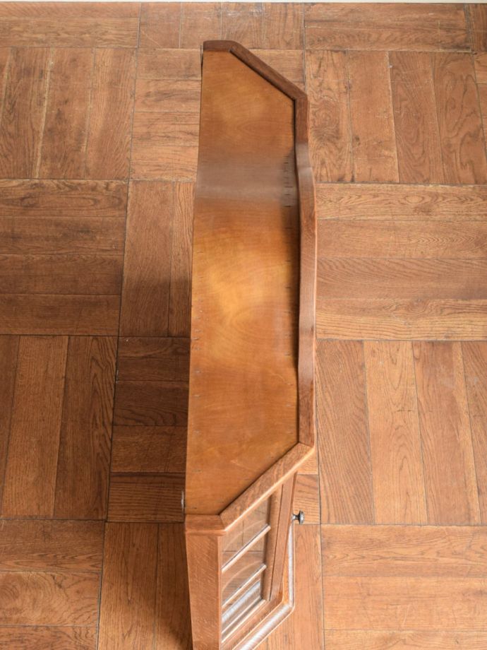 アンティークのキャビネットの天板