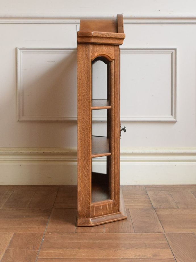 アンティークキャビネットの側面