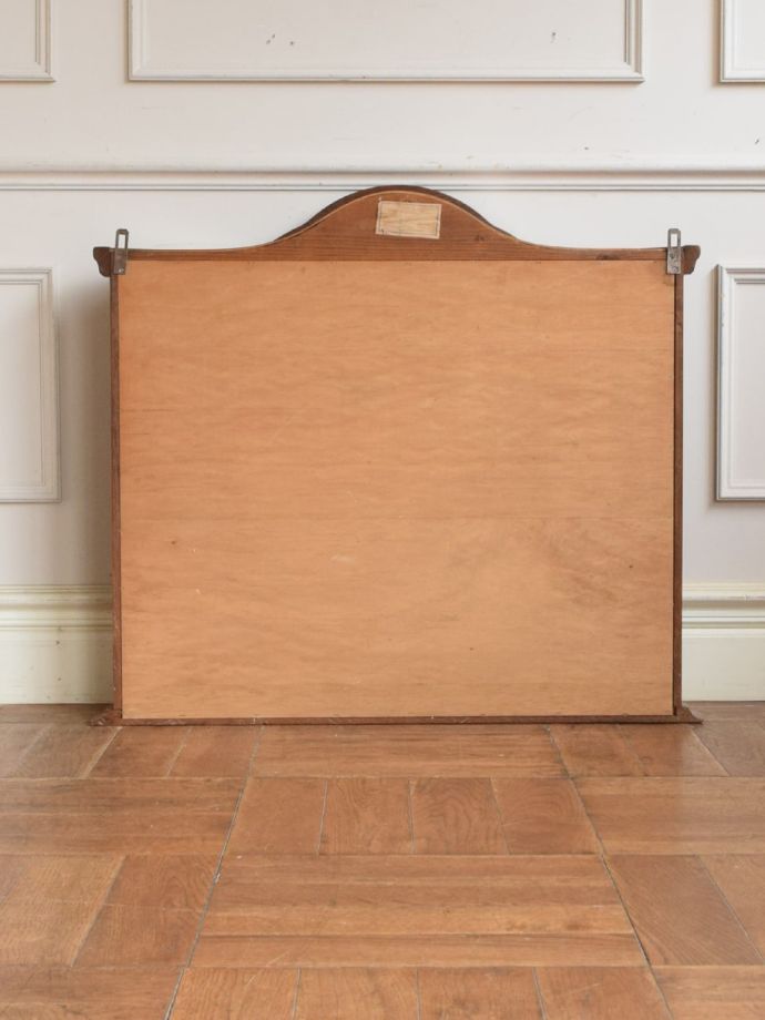 キャビネットの後ろ姿